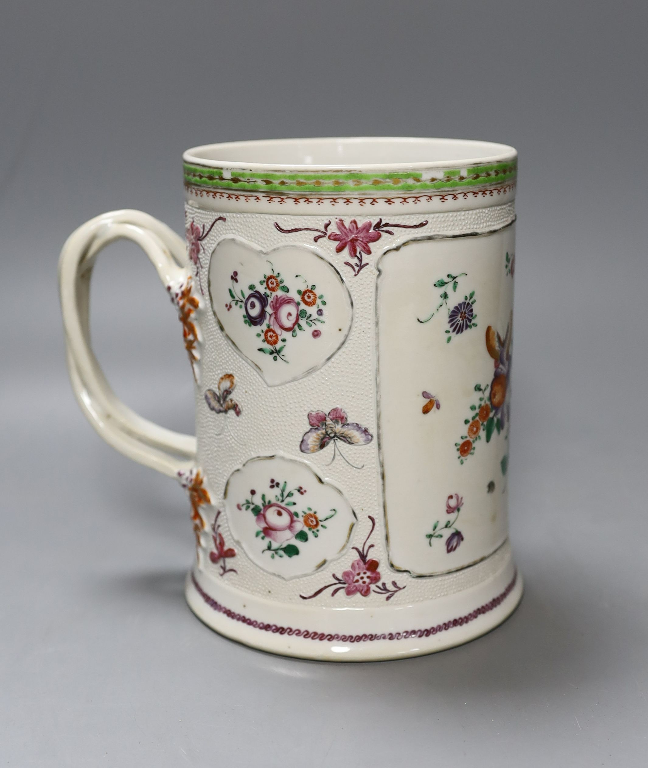 An 18th century Chinese export famille rose mug, 16cm